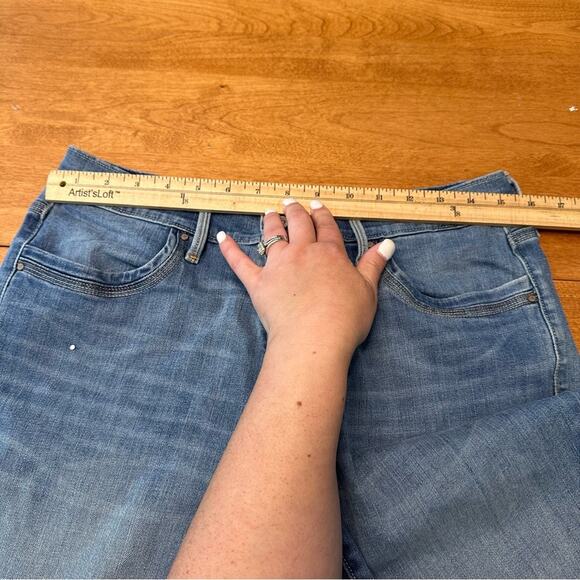 Levi’s Women’s Sz 10 Classic Rolled Jean Denim Capri Pants Medium Wash Cotton - Picture 6 of 9